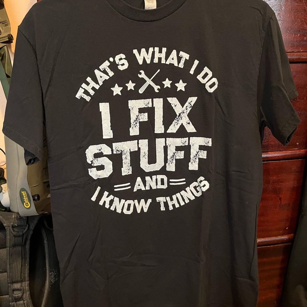 New w/out tag Gildan carpenter/electrician shirt